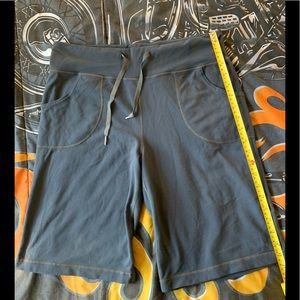 Lululemon women’s casual/yoga shorts gray EUC